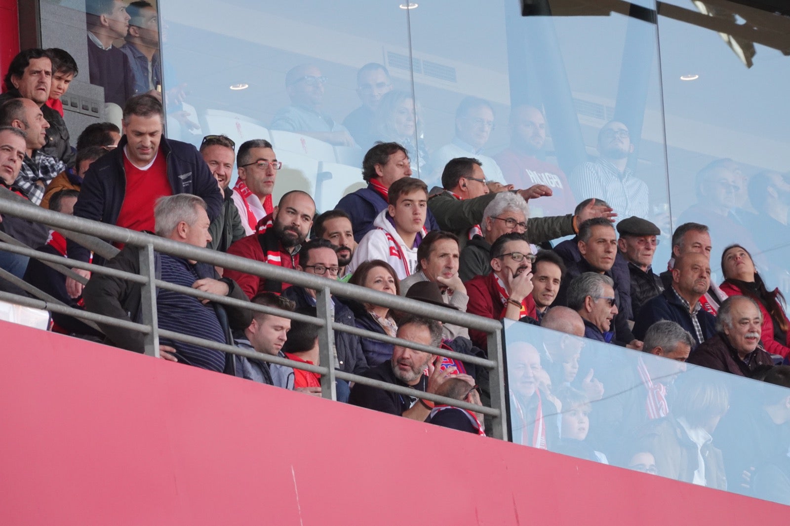 Echamos un vistazo a la grada para recopilar las mejores fotos de la afición. 