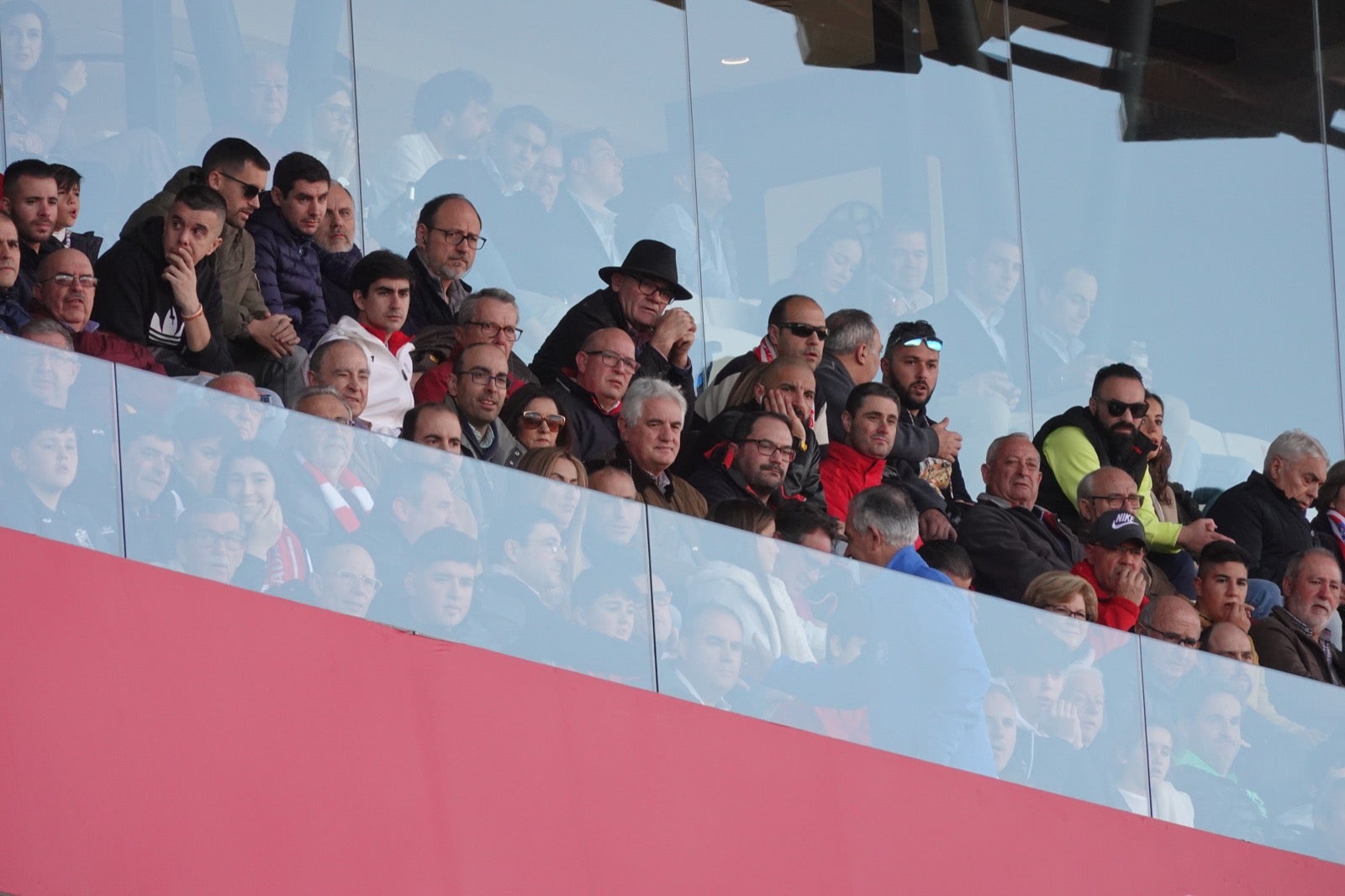 Echamos un vistazo a la grada para recopilar las mejores fotos de la afición. 