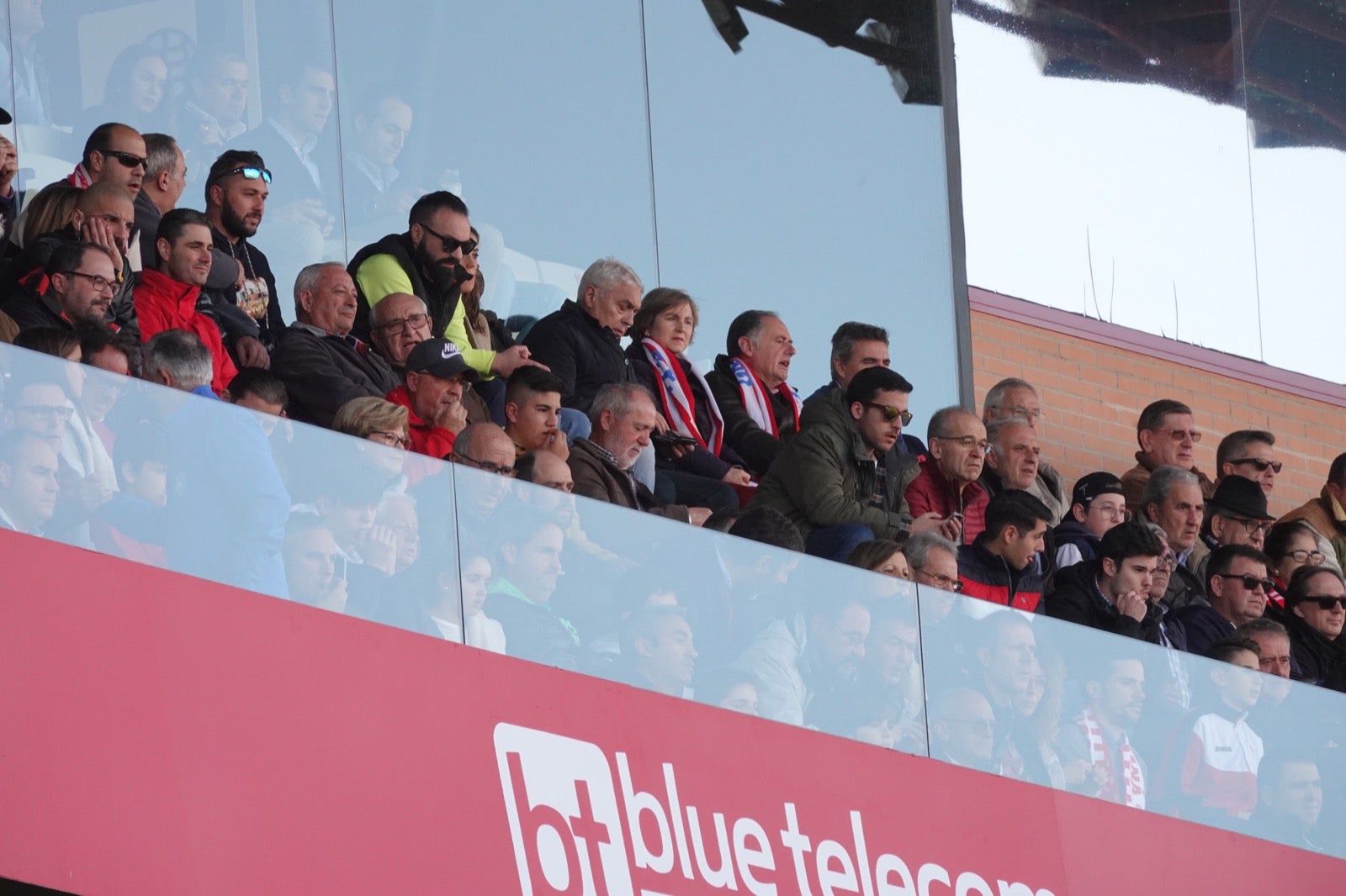 Echamos un vistazo a la grada para recopilar las mejores fotos de la afición. 