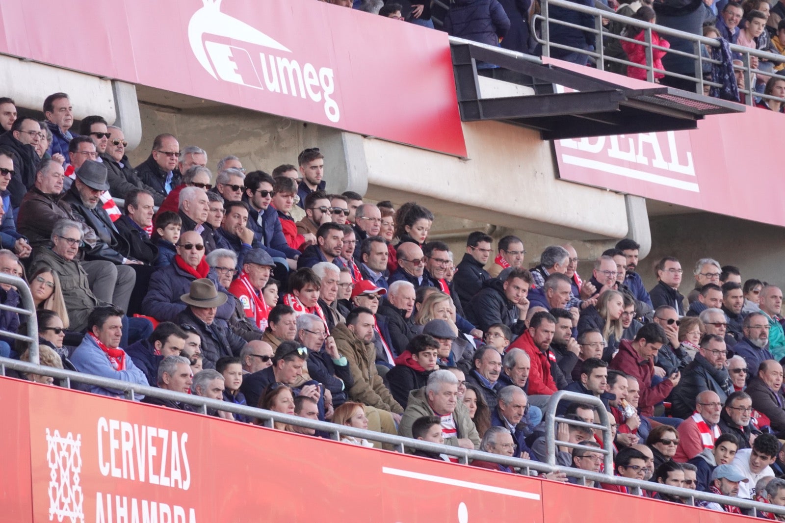 Echamos un vistazo a la grada para recopilar las mejores fotos de la afición. 