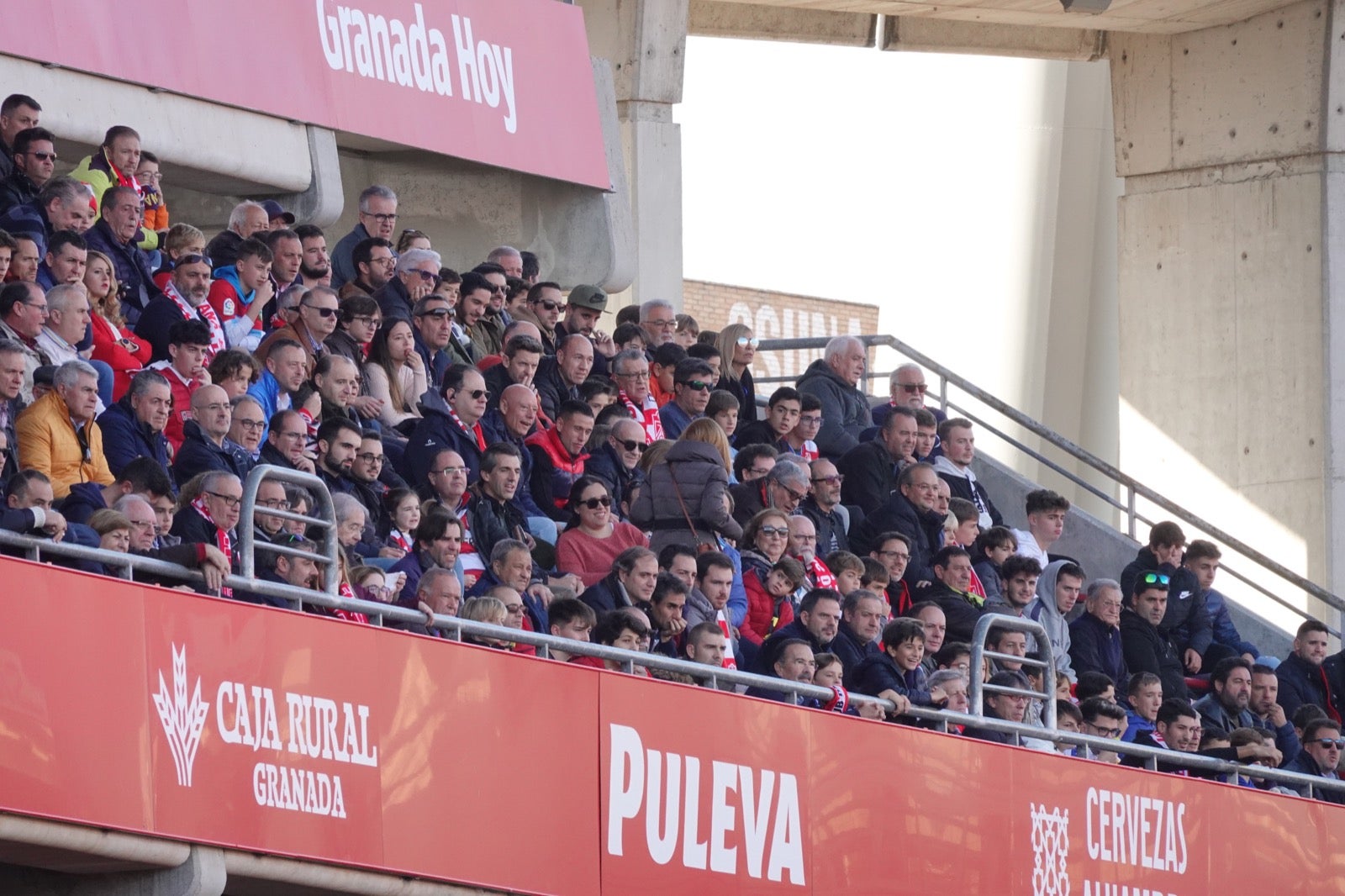 Echamos un vistazo a la grada para recopilar las mejores fotos de la afición. 