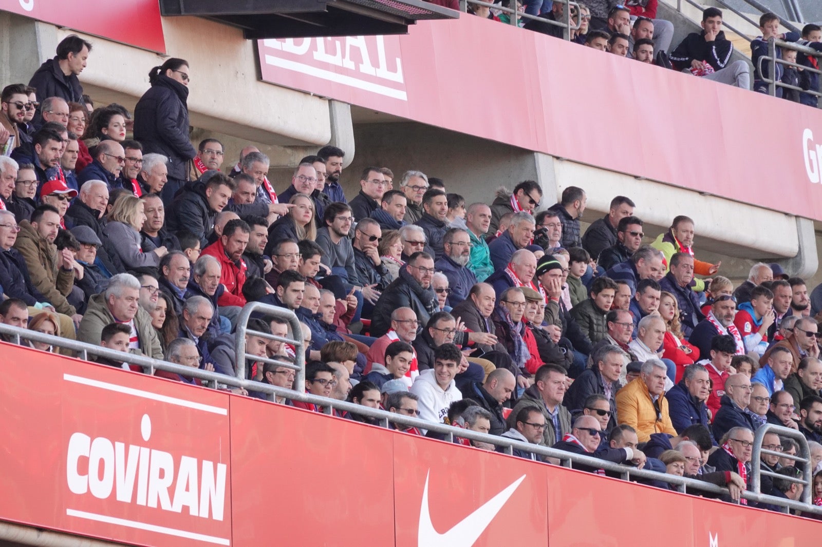 Echamos un vistazo a la grada para recopilar las mejores fotos de la afición. 