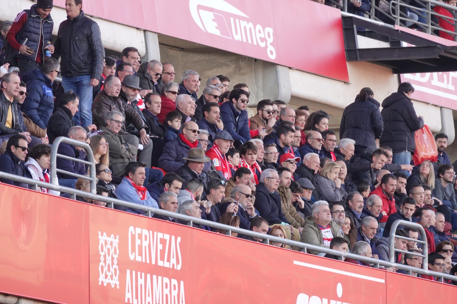 Echamos un vistazo a la grada para recopilar las mejores fotos de la afición. 