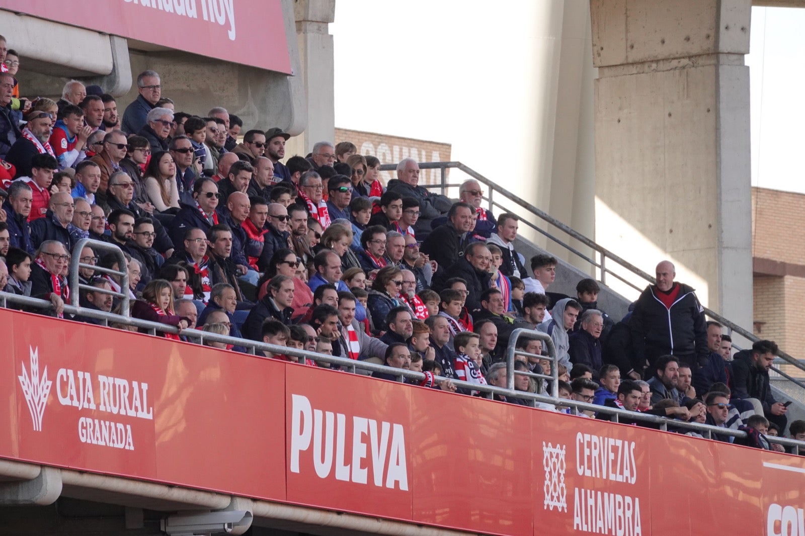 Echamos un vistazo a la grada para recopilar las mejores fotos de la afición. 