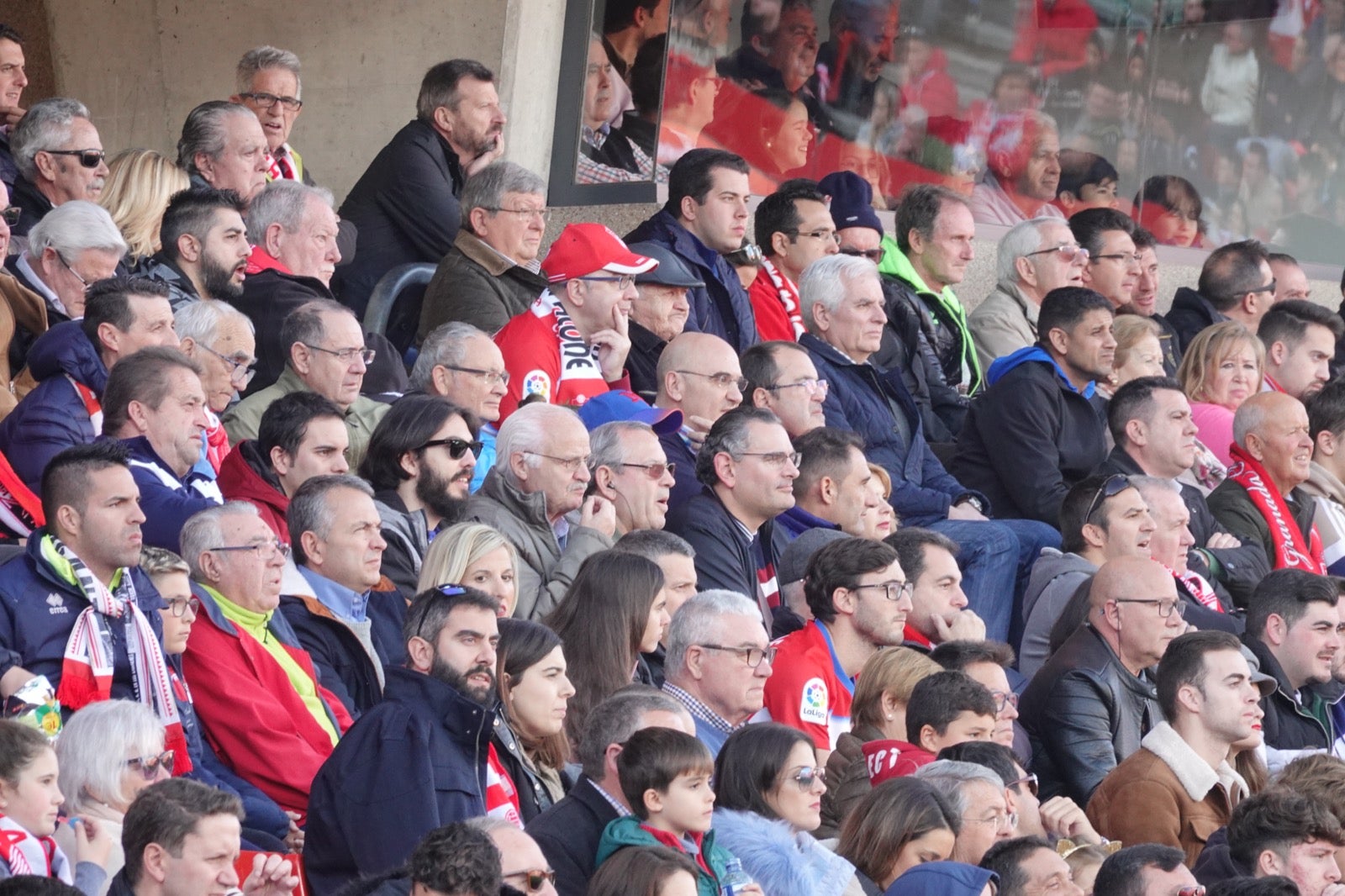 Echamos un vistazo a la grada para recopilar las mejores fotos de la afición. 