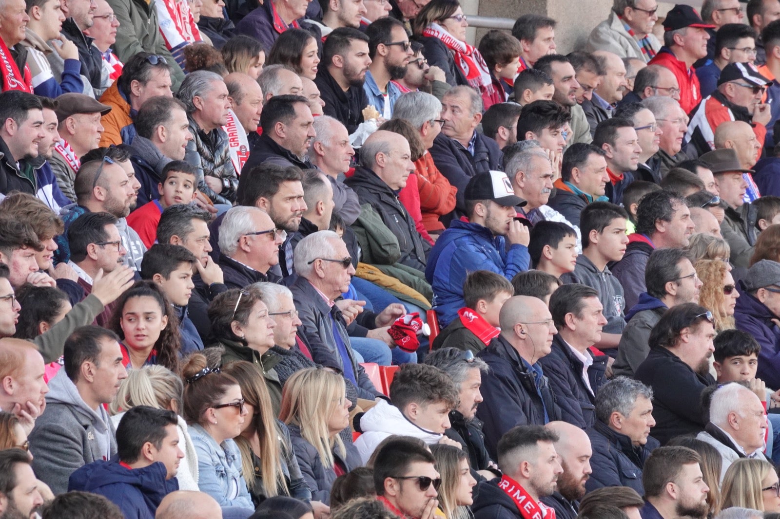 Echamos un vistazo a la grada para recopilar las mejores fotos de la afición. 