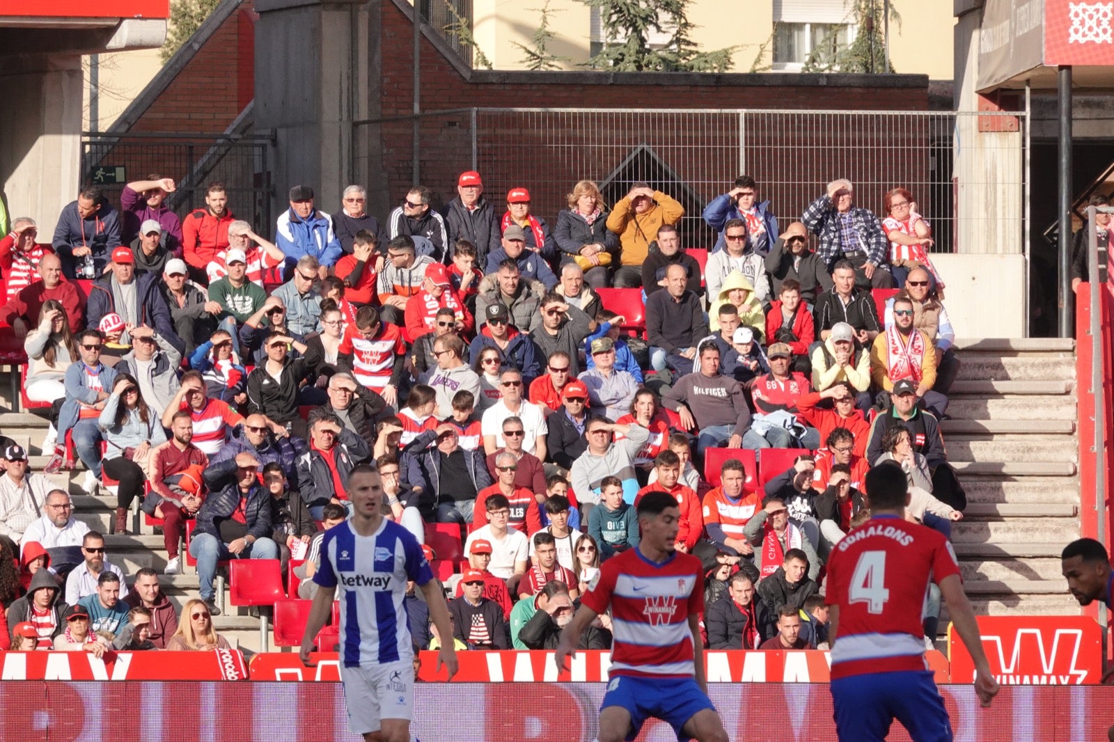 Echamos un vistazo a la grada para recopilar las mejores fotos de la afición. 