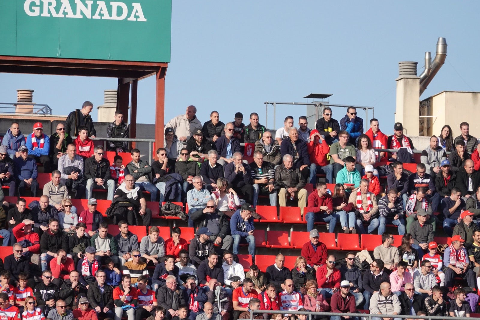 Echamos un vistazo a la grada para recopilar las mejores fotos de la afición. 