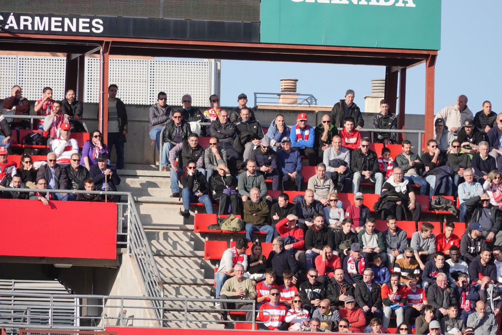 Echamos un vistazo a la grada para recopilar las mejores fotos de la afición. 