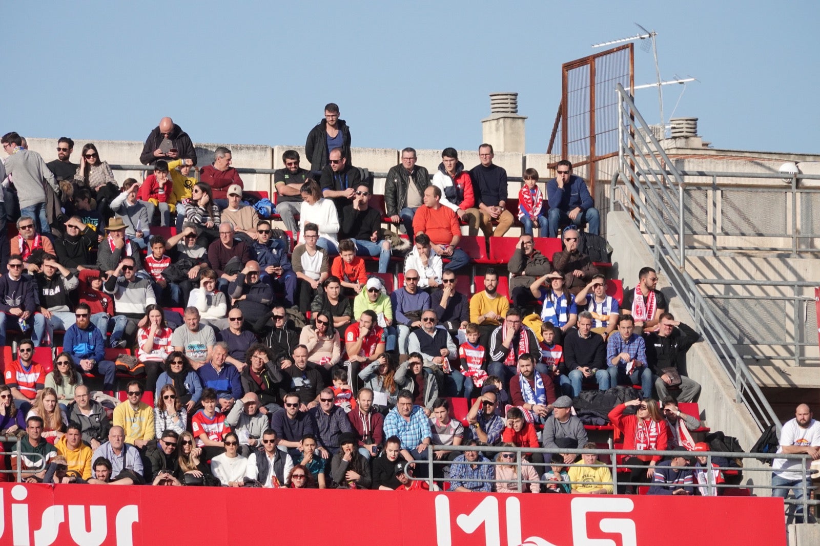 Echamos un vistazo a la grada para recopilar las mejores fotos de la afición. 