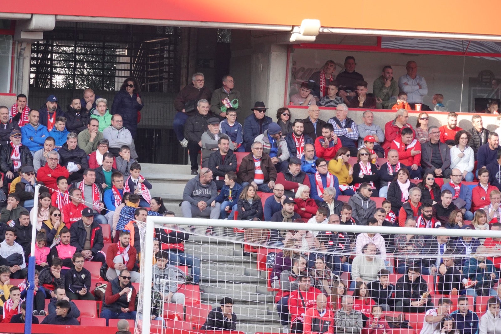 Echamos un vistazo a la grada para recopilar las mejores fotos de la afición. 