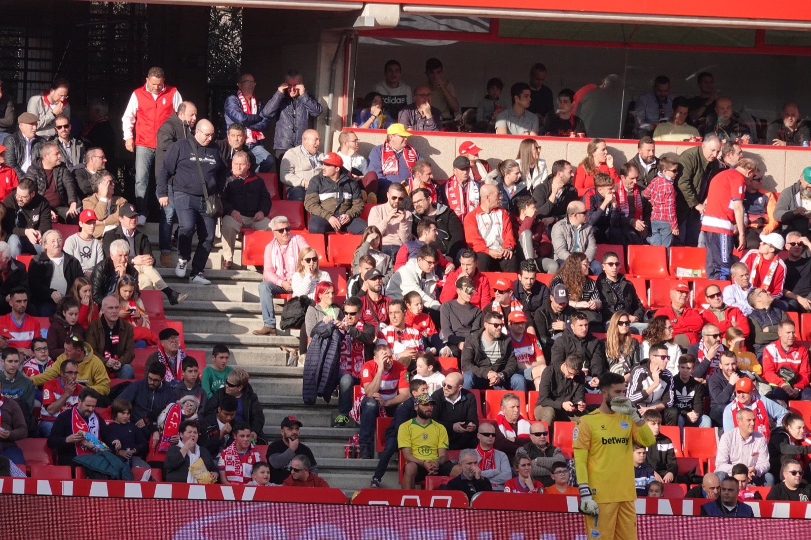 Echamos un vistazo a la grada para recopilar las mejores fotos de la afición. 