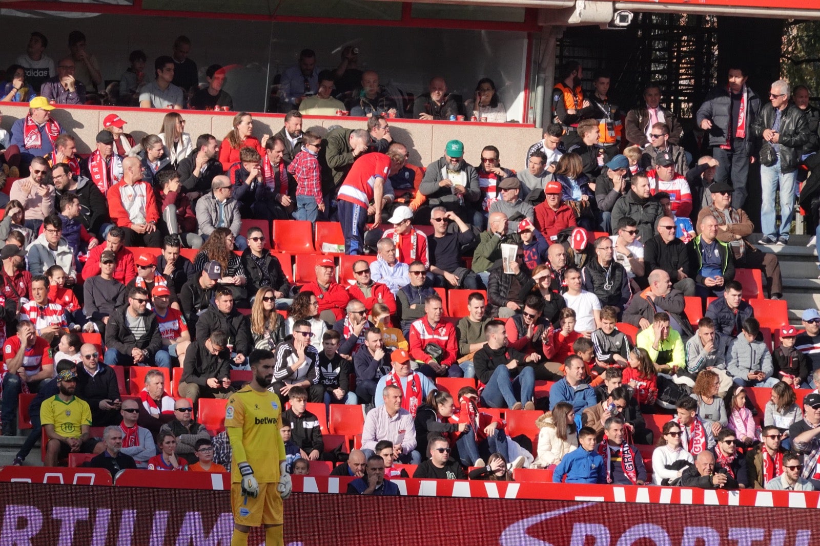 Echamos un vistazo a la grada para recopilar las mejores fotos de la afición. 