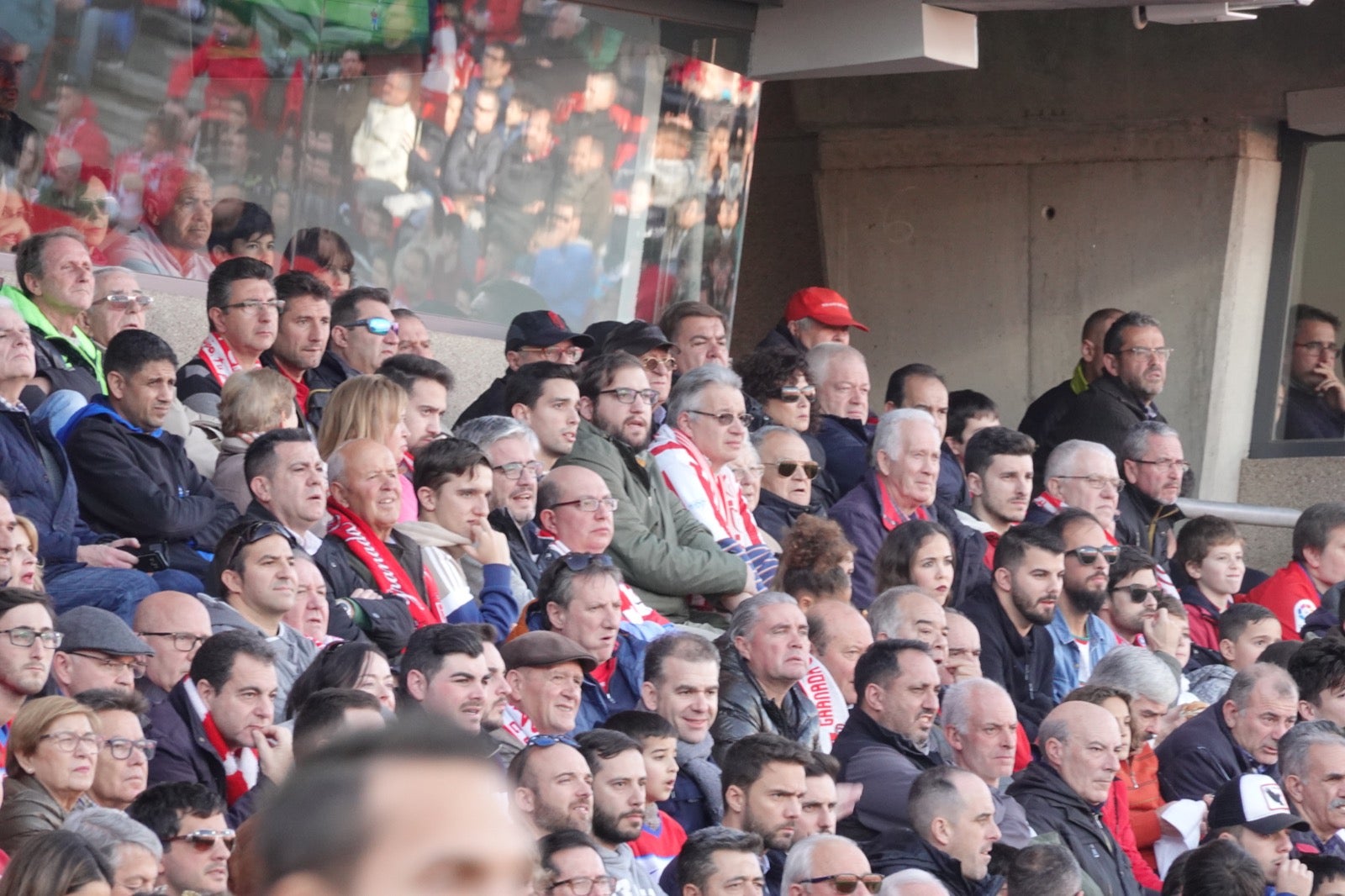 Echamos un vistazo a la grada para recopilar las mejores fotos de la afición. 