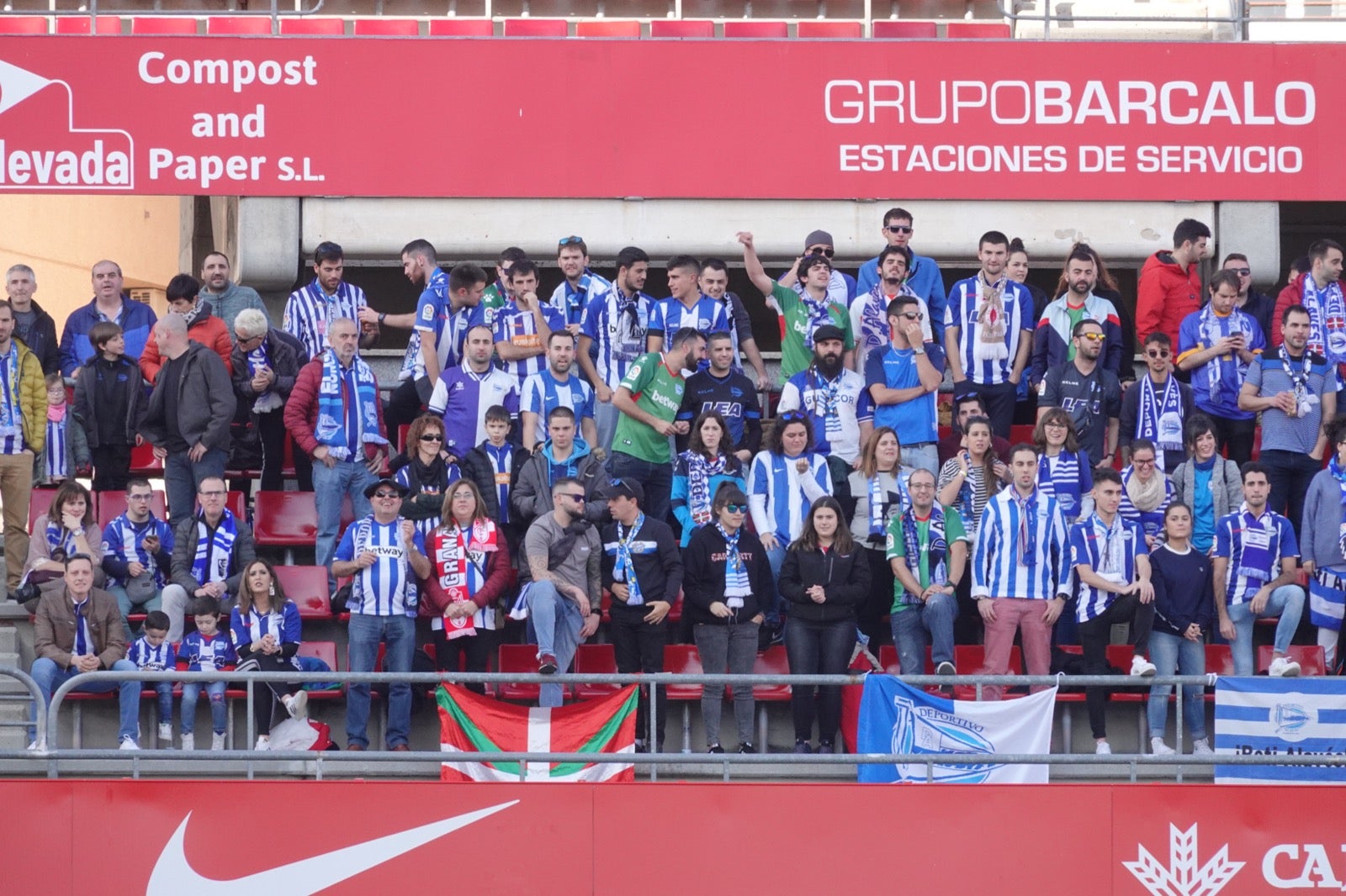 Echamos un vistazo a la grada para recopilar las mejores fotos de la afición. 