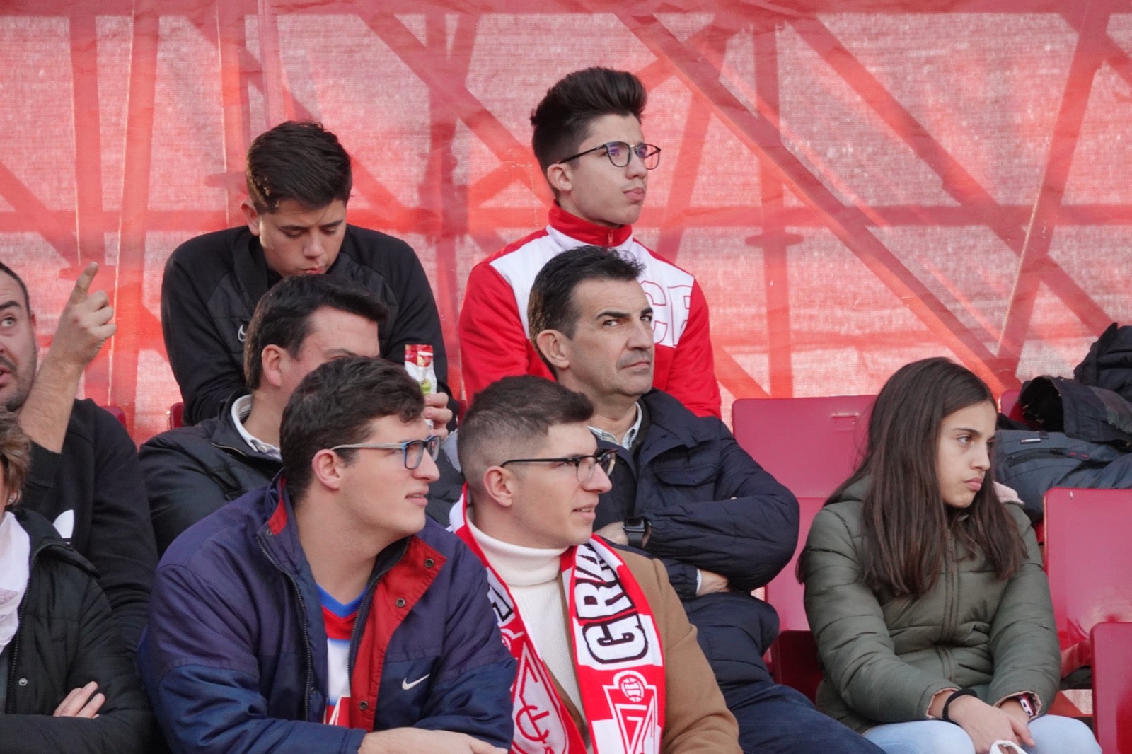 Echamos un vistazo a la grada para recopilar las mejores fotos de la afición. 