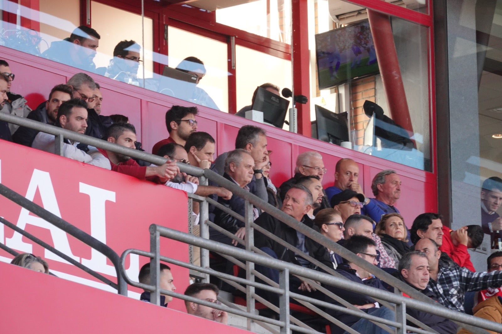 Echamos un vistazo a la grada para recopilar las mejores fotos de la afición. 