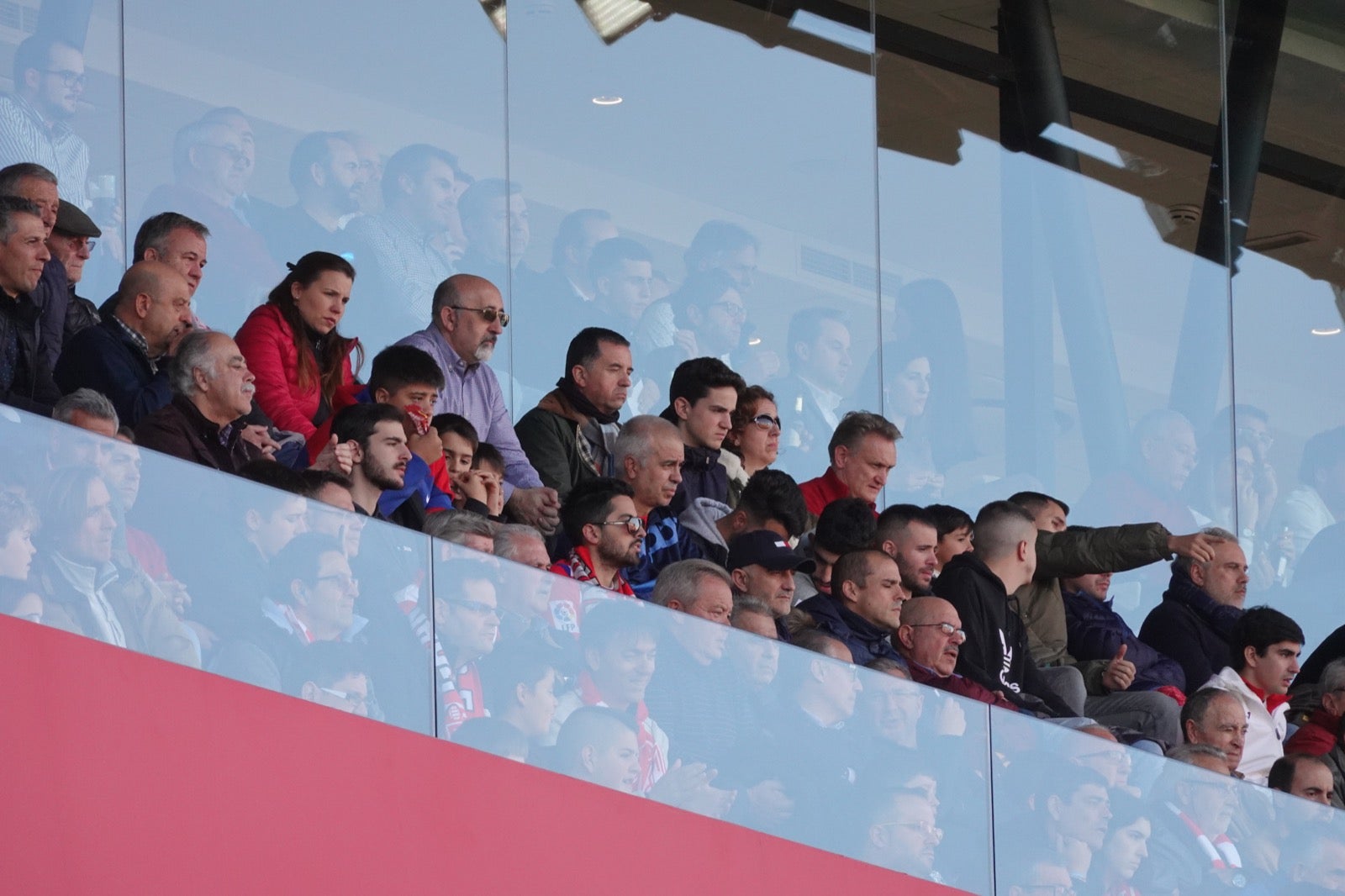 Echamos un vistazo a la grada para recopilar las mejores fotos de la afición. 