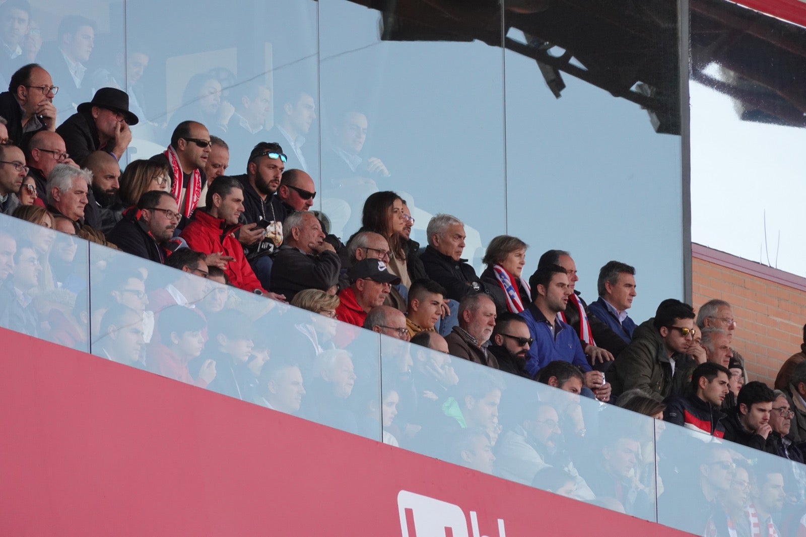 Echamos un vistazo a la grada para recopilar las mejores fotos de la afición. 