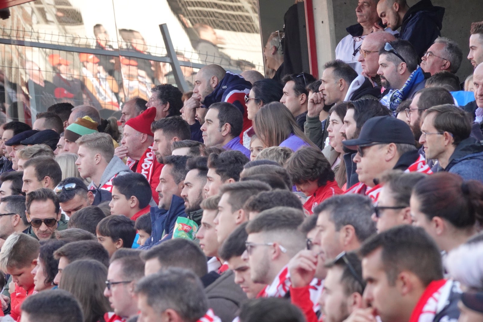 Echamos un vistazo a la grada para recopilar las mejores fotos de la afición. 