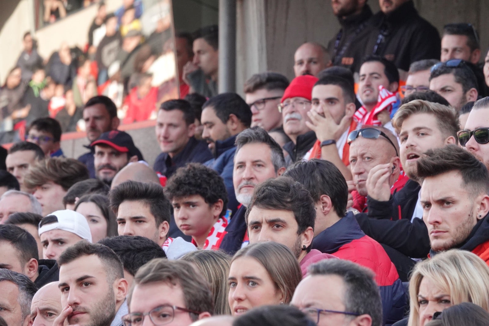 Echamos un vistazo a la grada para recopilar las mejores fotos de la afición. 