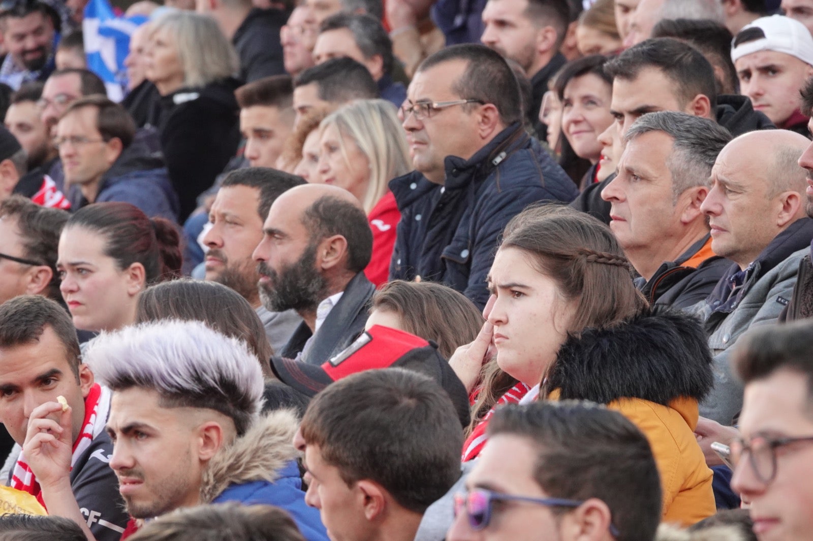 Echamos un vistazo a la grada para recopilar las mejores fotos de la afición. 