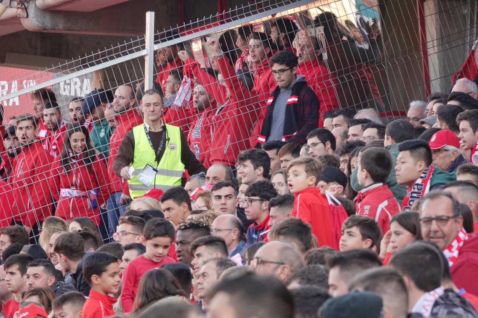 Echamos un vistazo a la grada para recopilar las mejores fotos de la afición. 