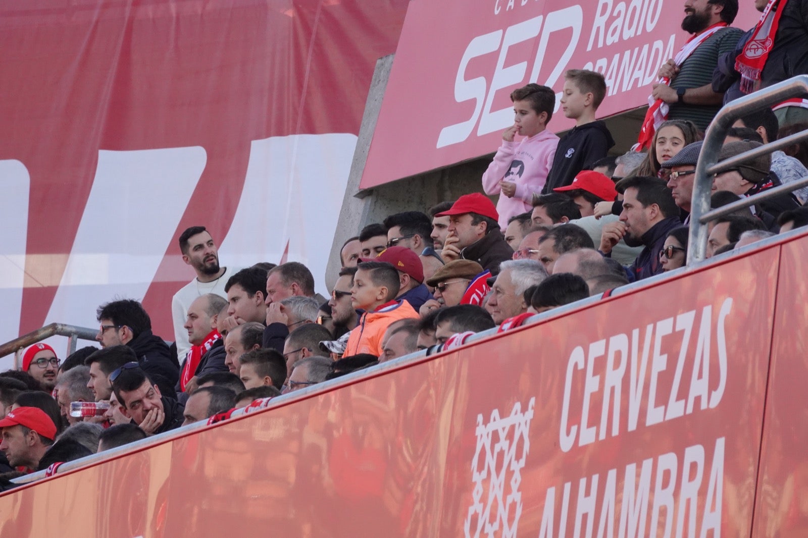 Echamos un vistazo a la grada para recopilar las mejores fotos de la afición. 