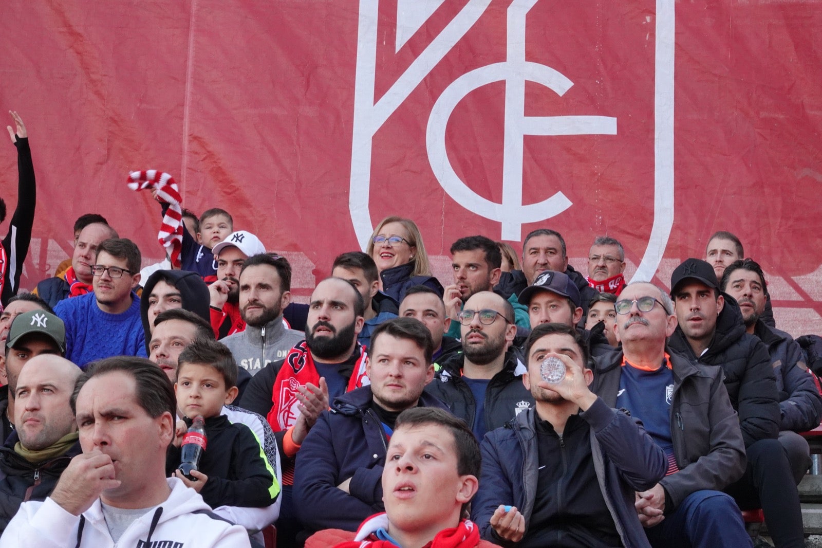 Echamos un vistazo a la grada para recopilar las mejores fotos de la afición. 