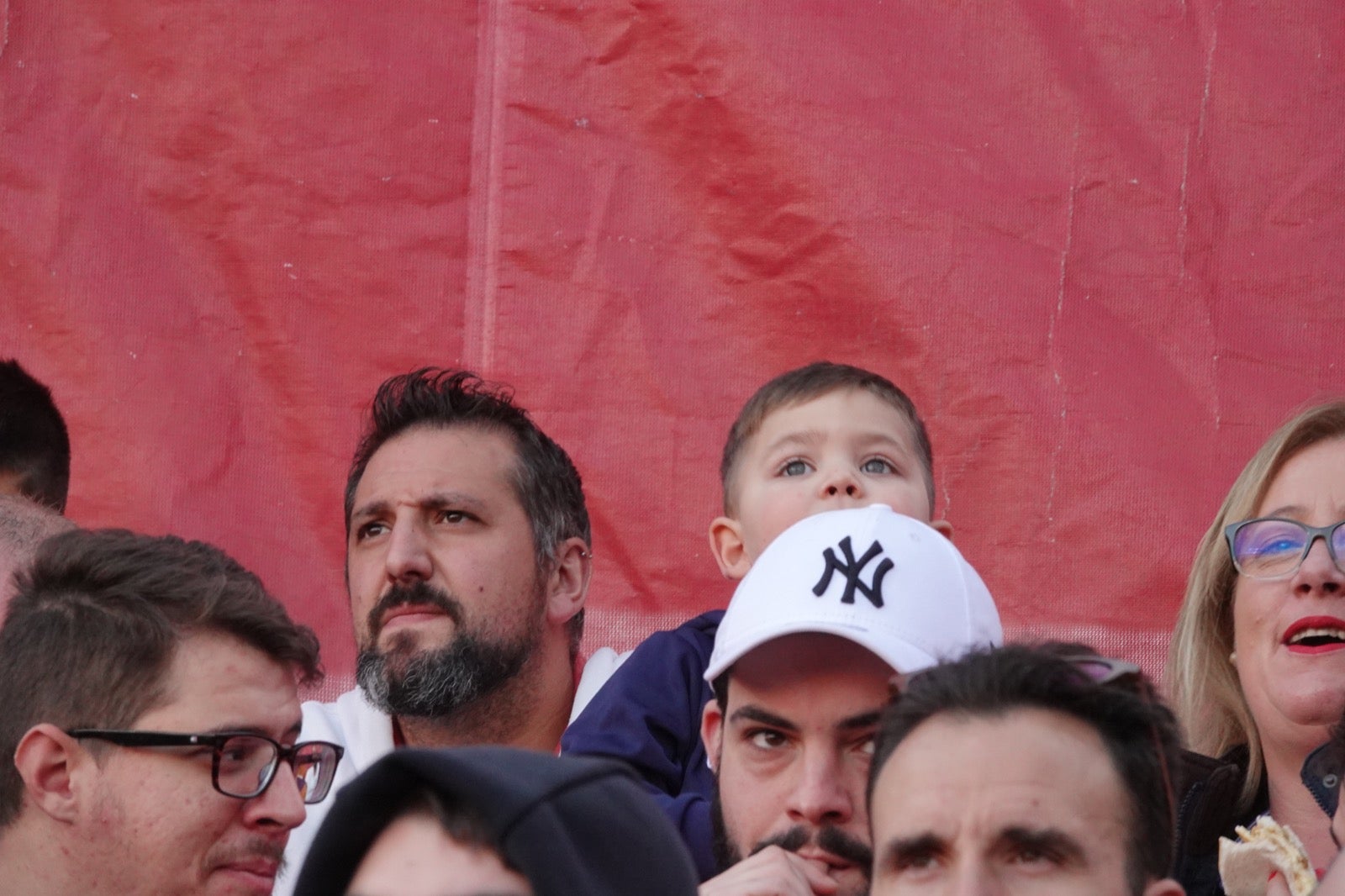 Echamos un vistazo a la grada para recopilar las mejores fotos de la afición. 