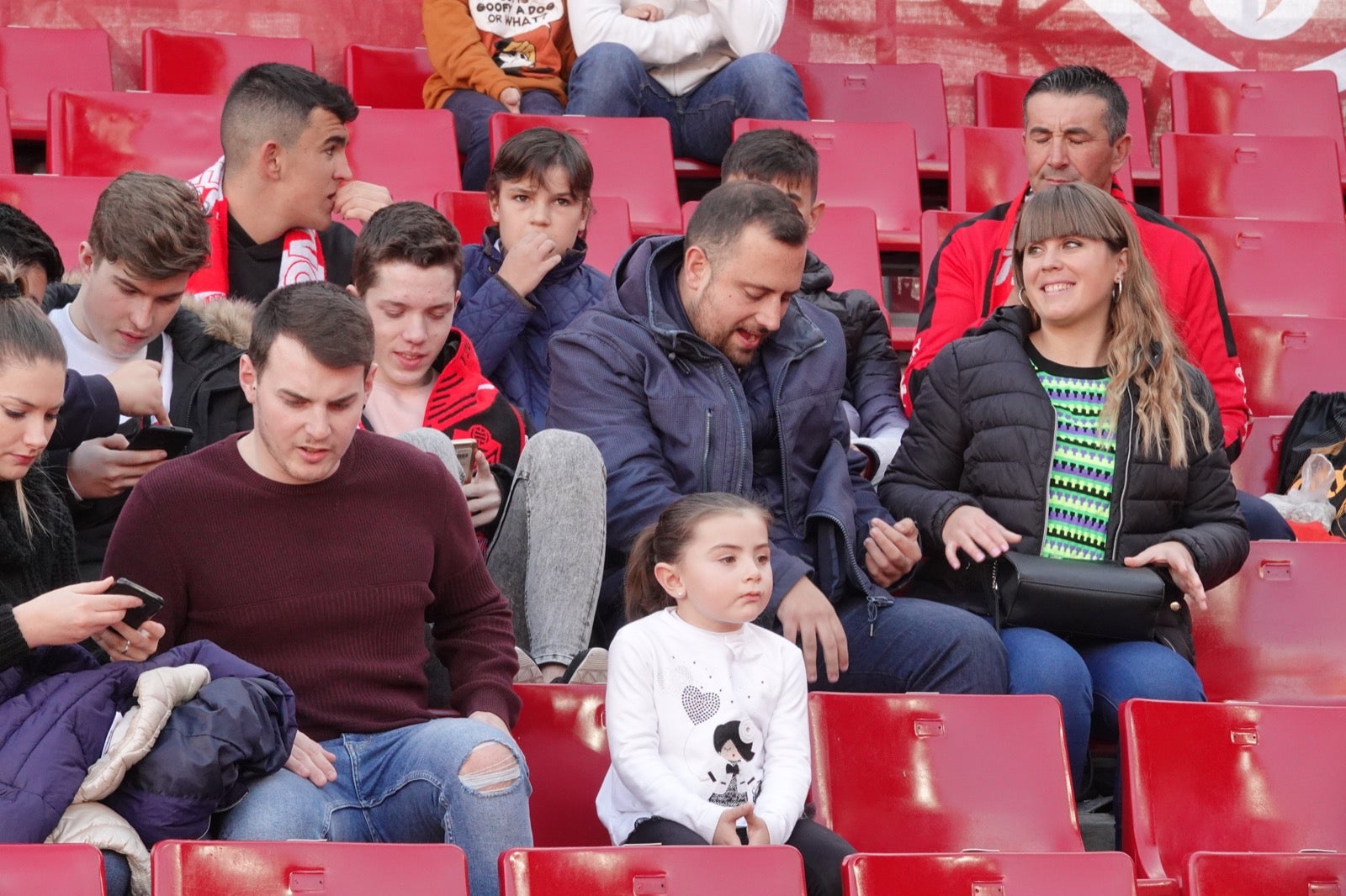 Echamos un vistazo a la grada para recopilar las mejores fotos de la afición. 