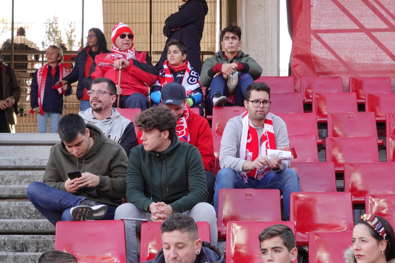 Echamos un vistazo a la grada para recopilar las mejores fotos de la afición. 