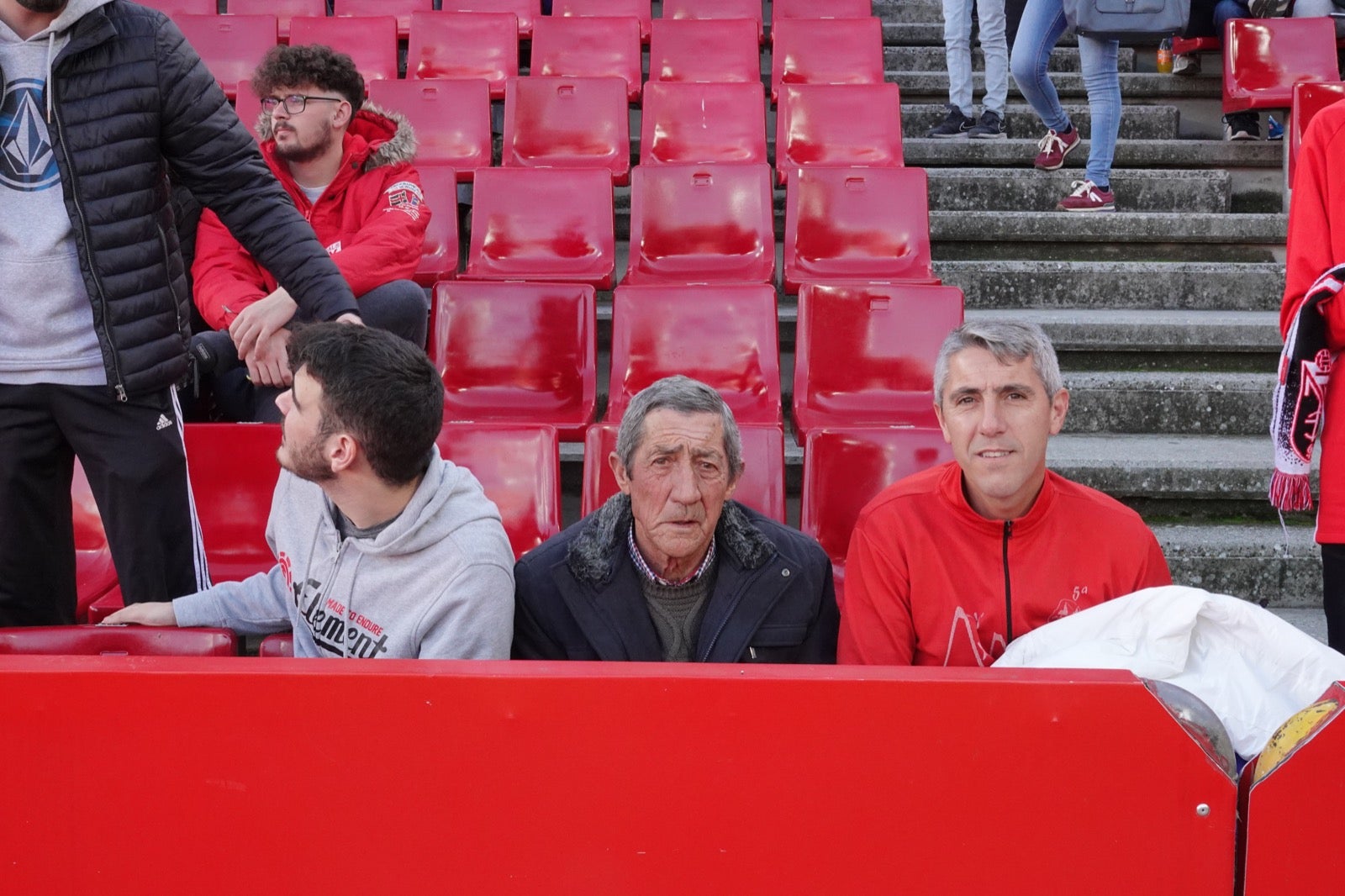 Echamos un vistazo a la grada para recopilar las mejores fotos de la afición. 