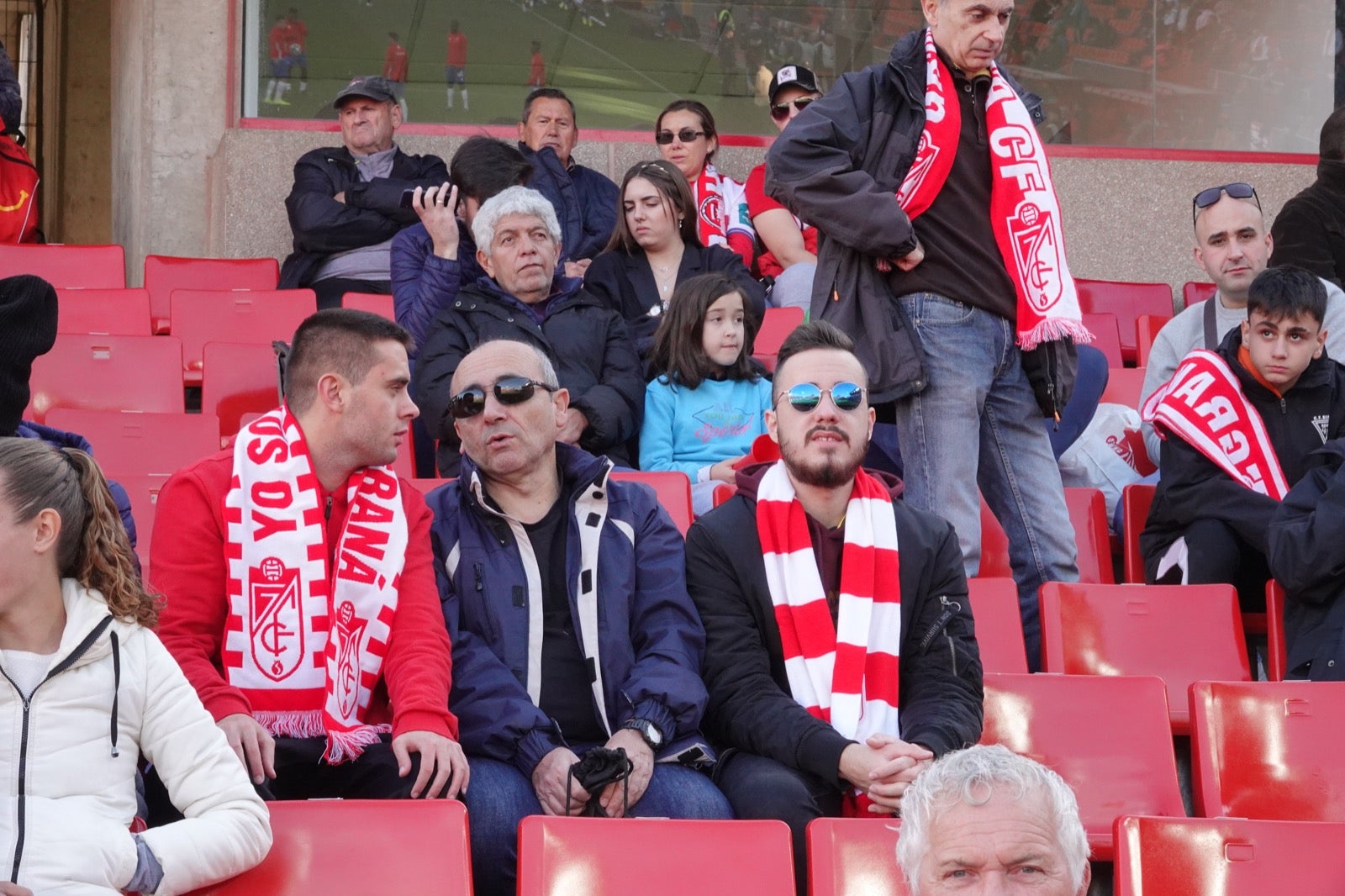 Echamos un vistazo a la grada para recopilar las mejores fotos de la afición. 