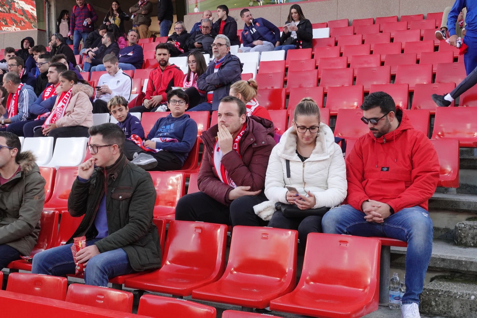 Echamos un vistazo a la grada para recopilar las mejores fotos de la afición. 