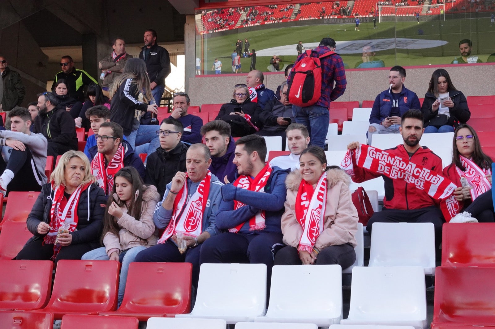 Echamos un vistazo a la grada para recopilar las mejores fotos de la afición. 