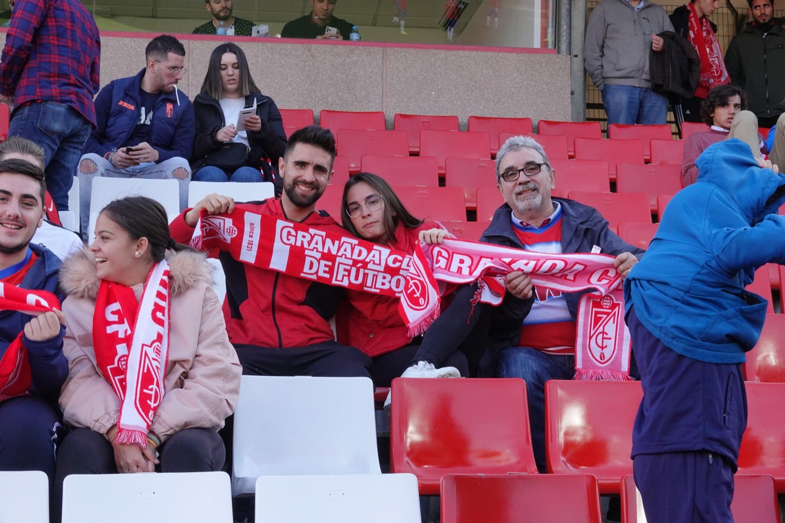 Echamos un vistazo a la grada para recopilar las mejores fotos de la afición. 