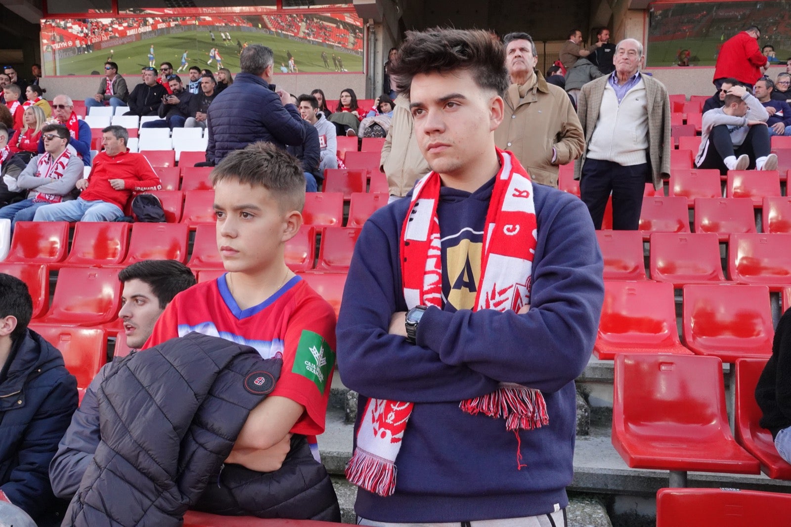 Echamos un vistazo a la grada para recopilar las mejores fotos de la afición. 