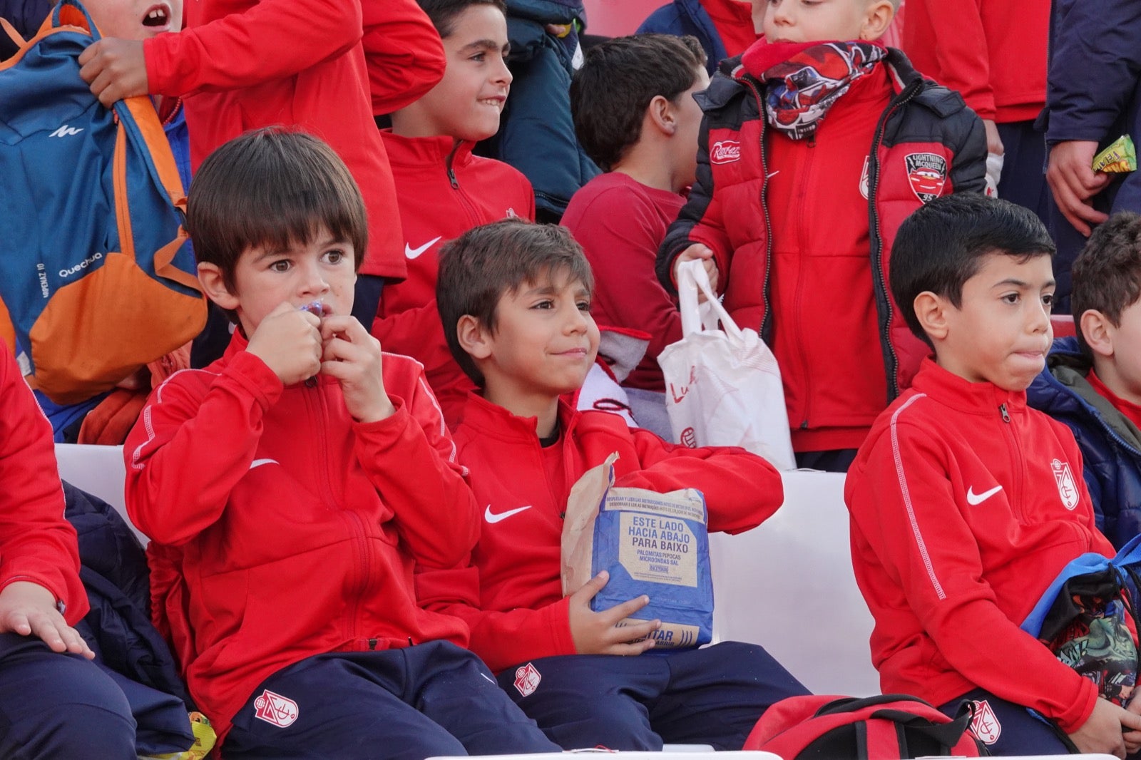 Echamos un vistazo a la grada para recopilar las mejores fotos de la afición. 