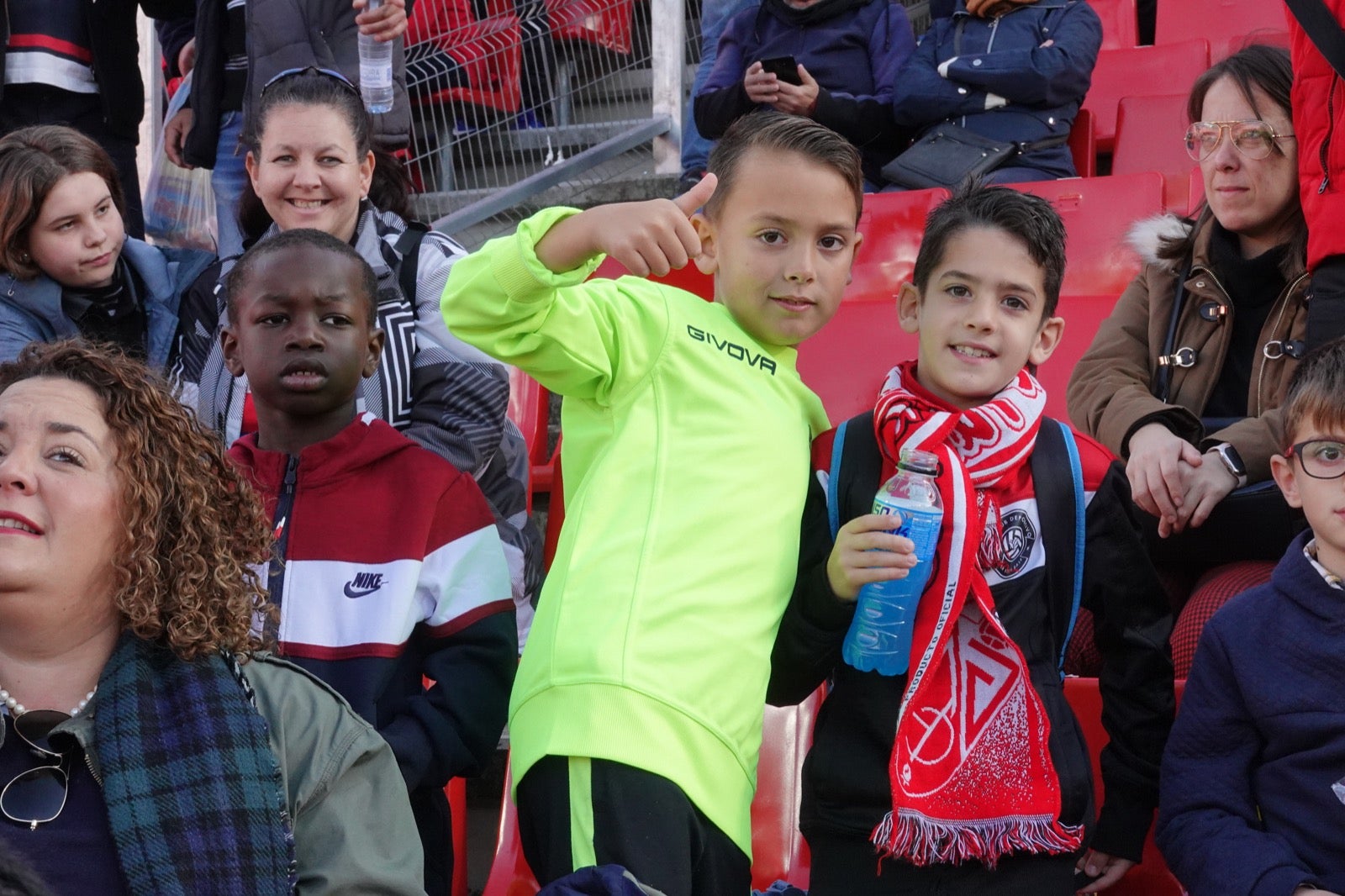 Echamos un vistazo a la grada para recopilar las mejores fotos de la afición. 