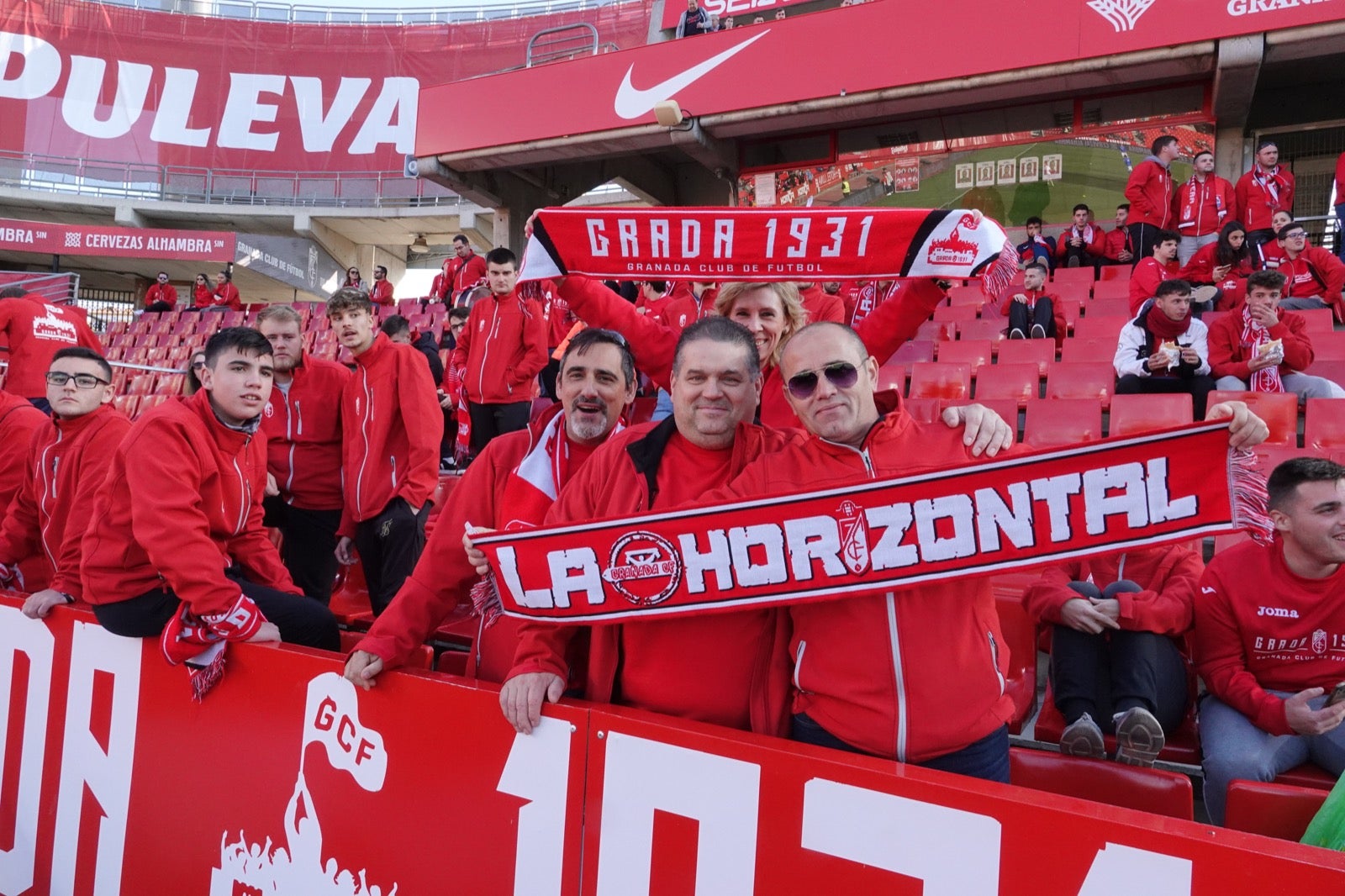 Echamos un vistazo a la grada para recopilar las mejores fotos de la afición. 