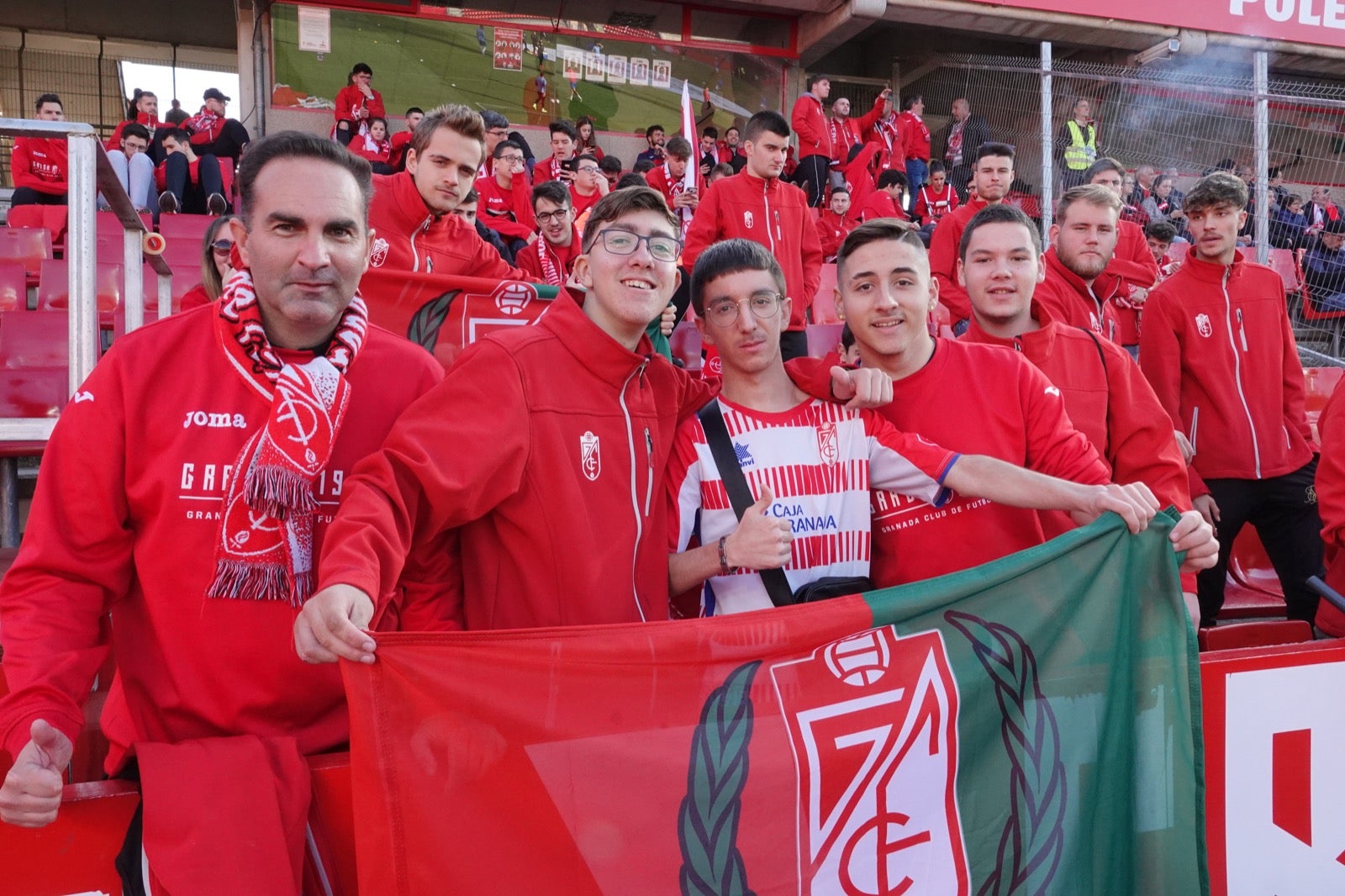 Echamos un vistazo a la grada para recopilar las mejores fotos de la afición. 