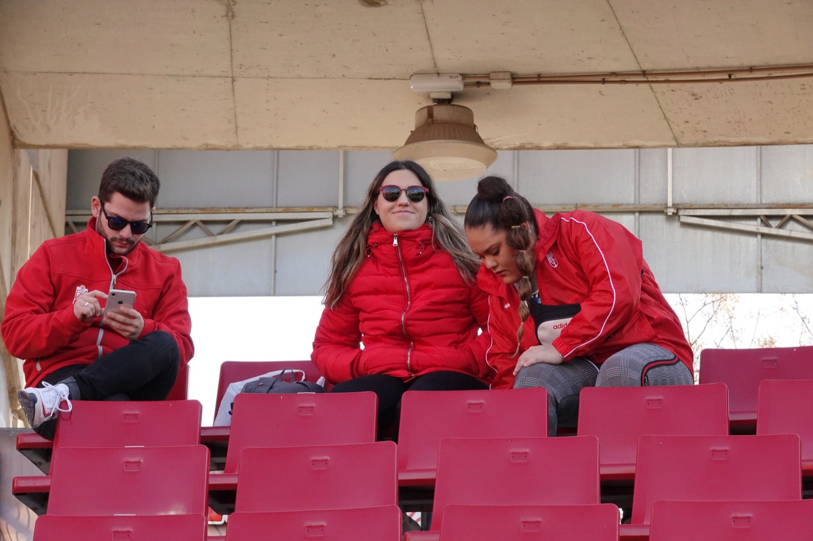 Echamos un vistazo a la grada para recopilar las mejores fotos de la afición. 