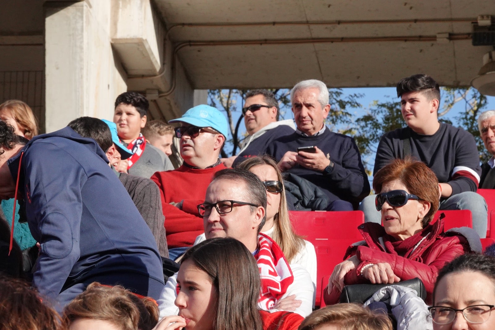 Echamos un vistazo a la grada para recopilar las mejores fotos de la afición. 