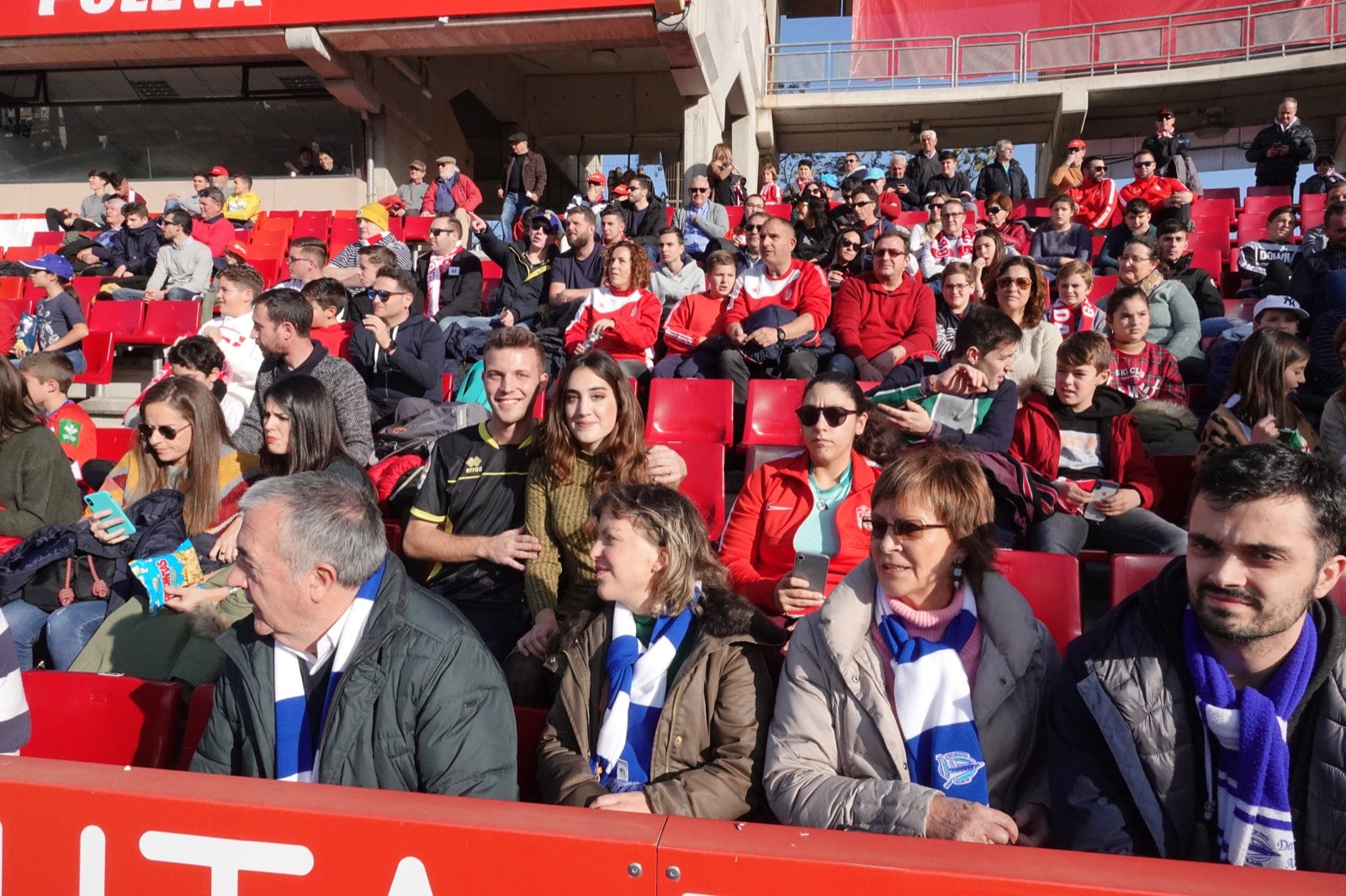 Echamos un vistazo a la grada para recopilar las mejores fotos de la afición. 