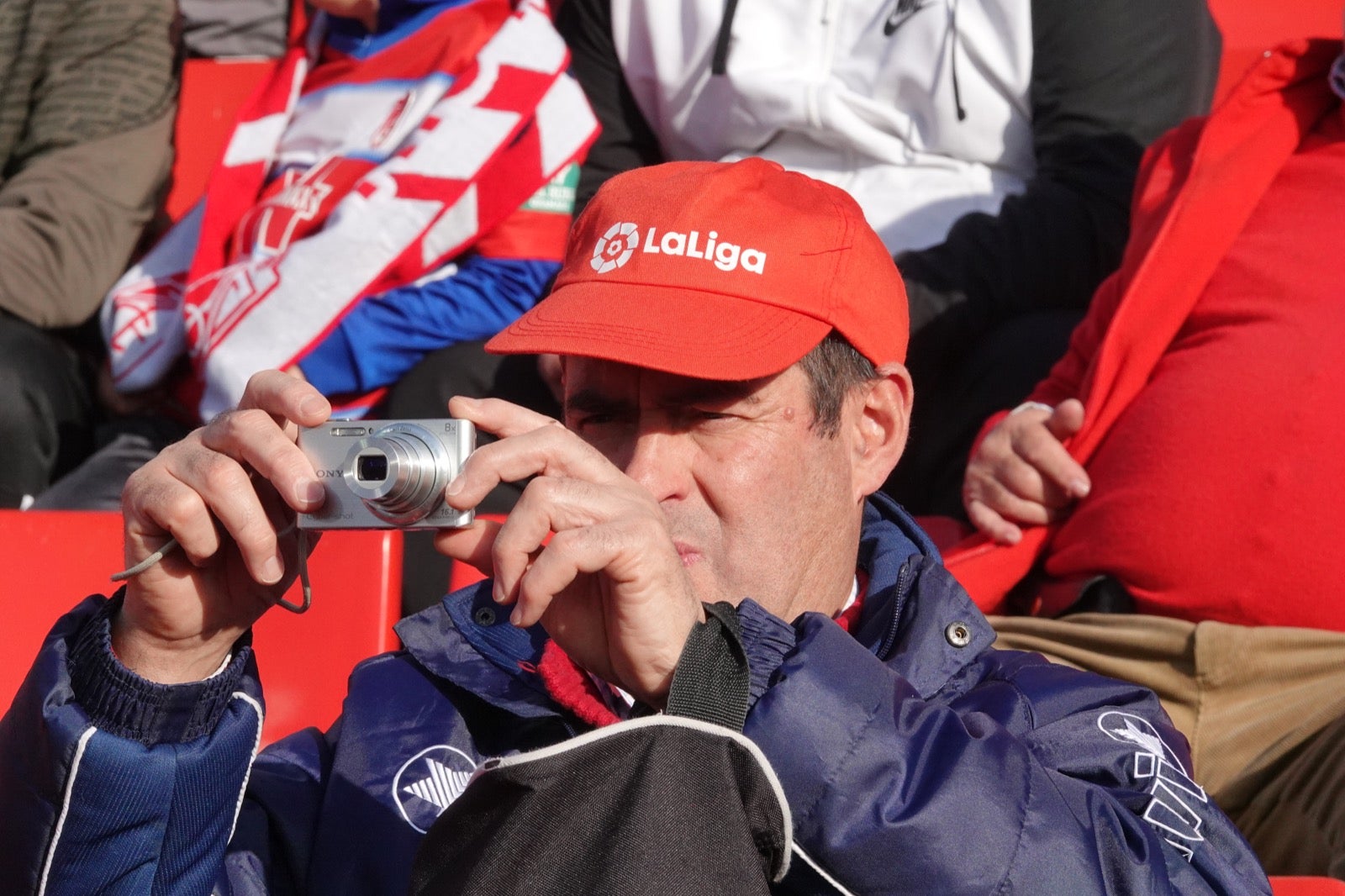 Echamos un vistazo a la grada para recopilar las mejores fotos de la afición. 