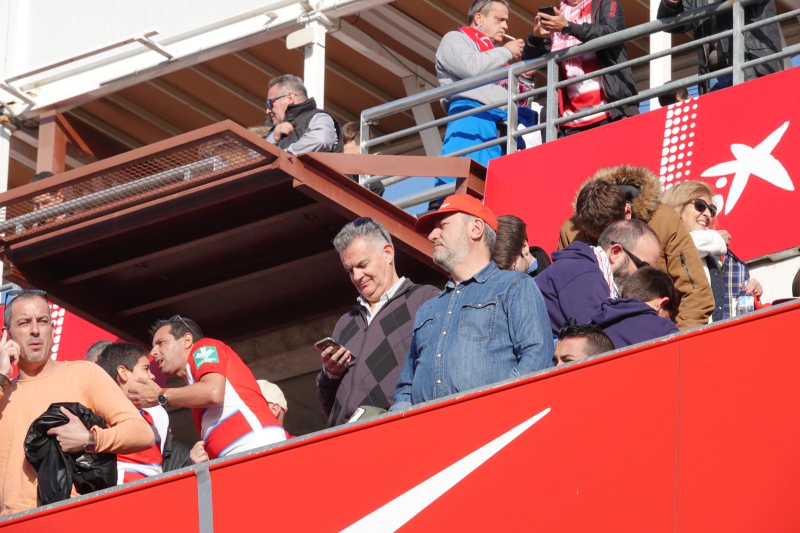 Echamos un vistazo a la grada para recopilar las mejores fotos de la afición. 