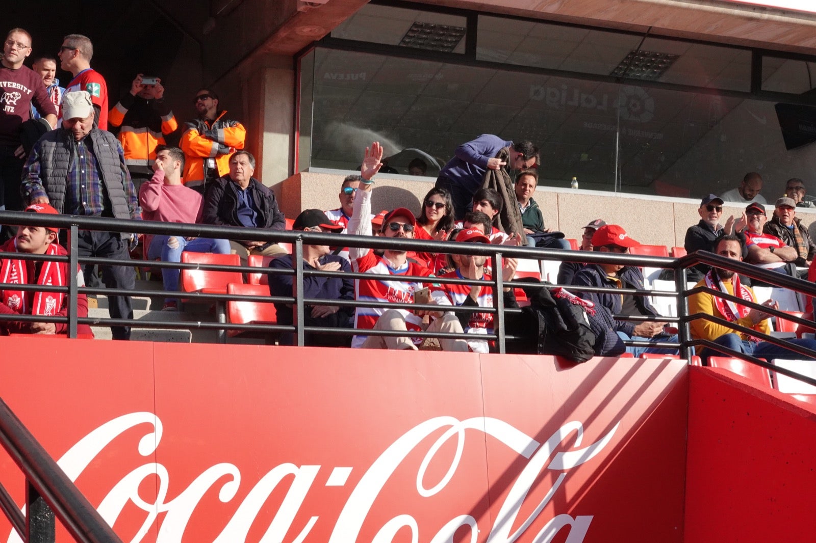 Echamos un vistazo a la grada para recopilar las mejores fotos de la afición. 