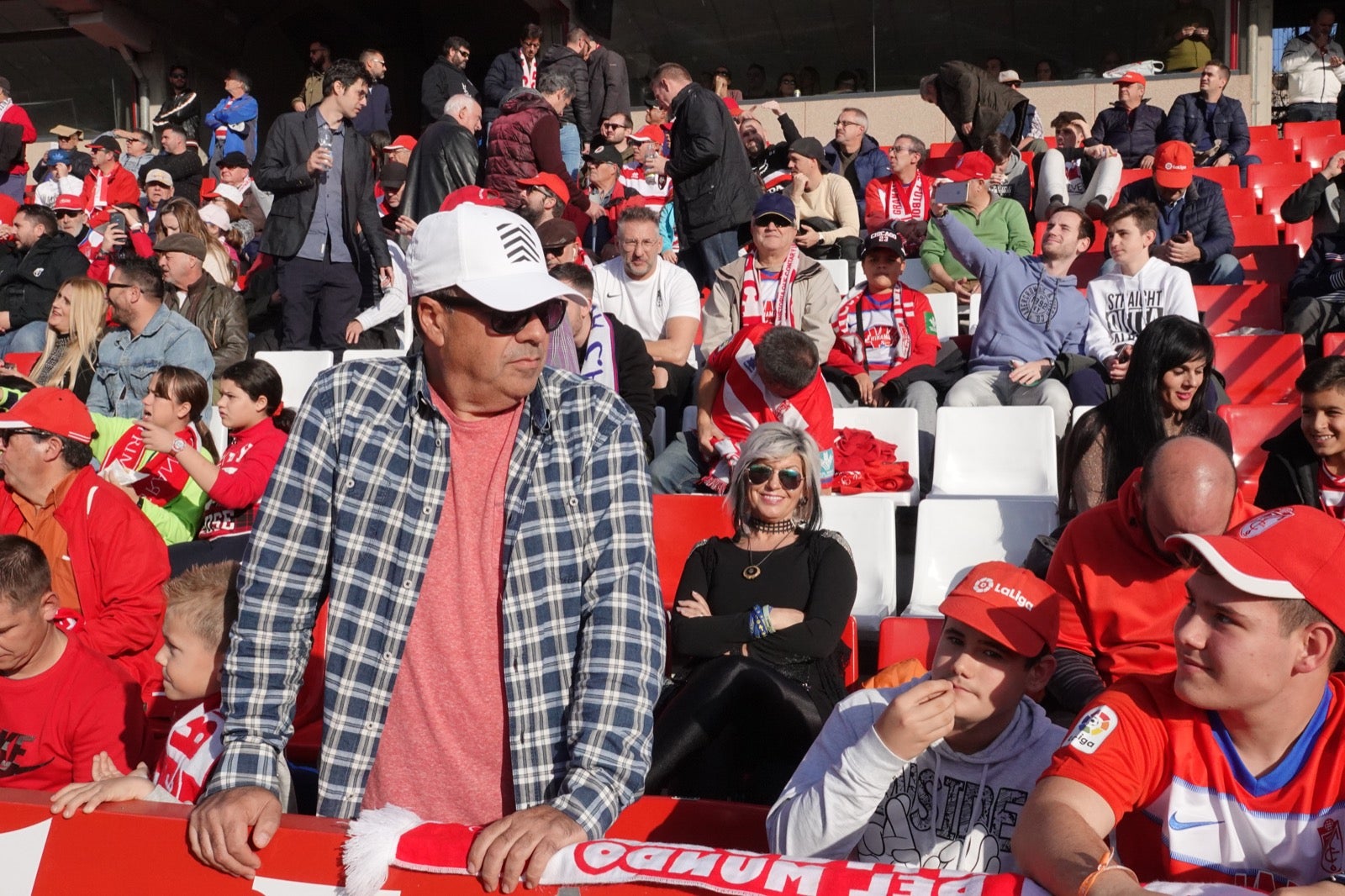 Echamos un vistazo a la grada para recopilar las mejores fotos de la afición. 