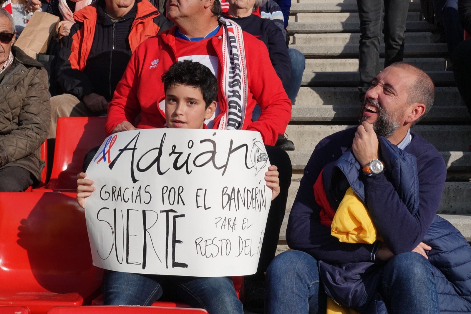 Echamos un vistazo a la grada para recopilar las mejores fotos de la afición. 